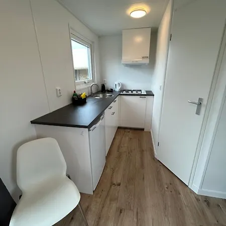 Tiny House In De Duinen Aan Zee شاليه آيْماردين